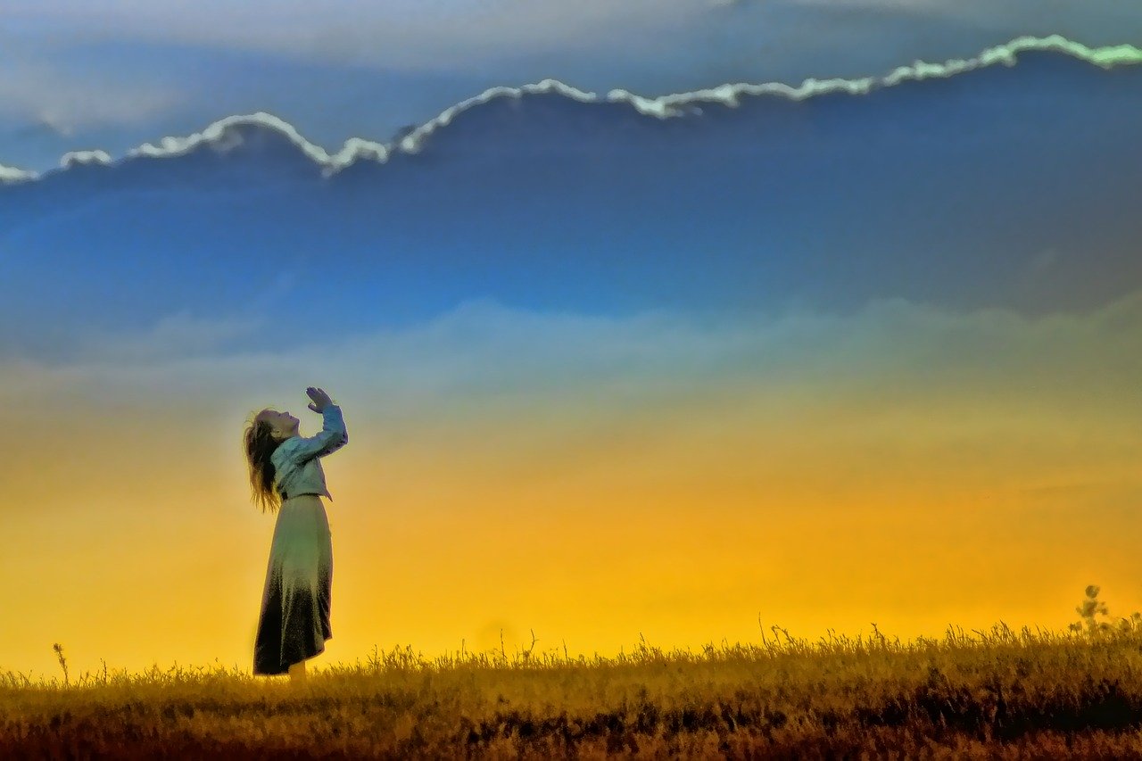 prayer -woman-sunset
